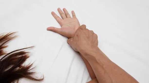 不要就是要？惡房東「硬闖紅線」強壓美女租客　他羞曝調情過程：主動幫我…