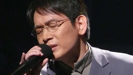 「三金歌王」爆氣喘發作→命危送醫！驚傳「因病鬧婚變」　本人出面揭真相