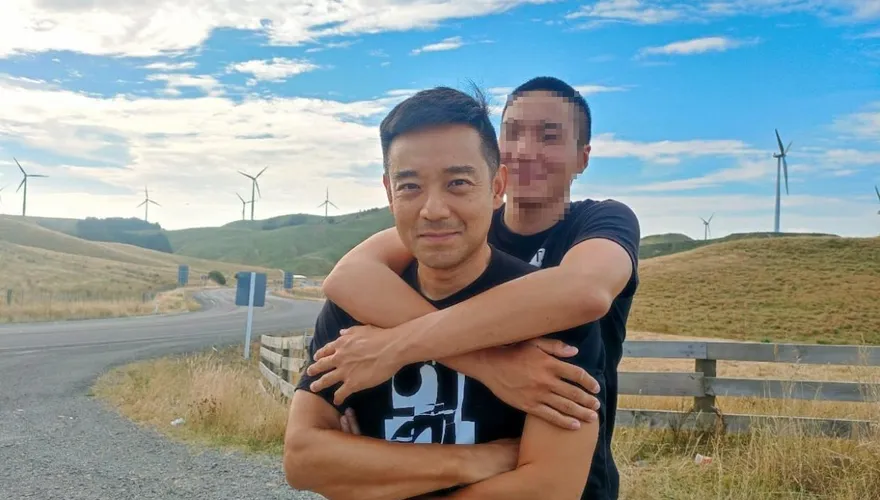 幼時膝蓋負傷沒在管！男星驚覺「裡面長20多個腫瘤」　心疼曝：兒子也有一樣症狀…