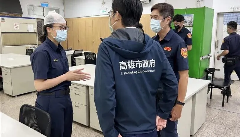 錢歹賺！高雄女警勇逮毒蟲頭部撞牆流血　男警噴辣椒水制伏