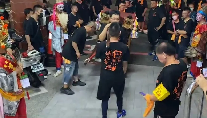 為台南2殉職警申冤！城隍爺夜巡「衝進派出所」做主：把魂魄帶回廟裡