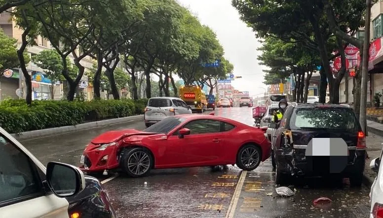 人沒比車兇？林口紅色「86」颱風天疑打滑連撞3車