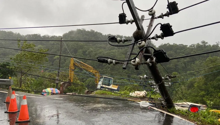 軒嵐諾凌晨「掠過東北角」！平溪落石封路　「吹倒電線桿」超驚險畫面曝光