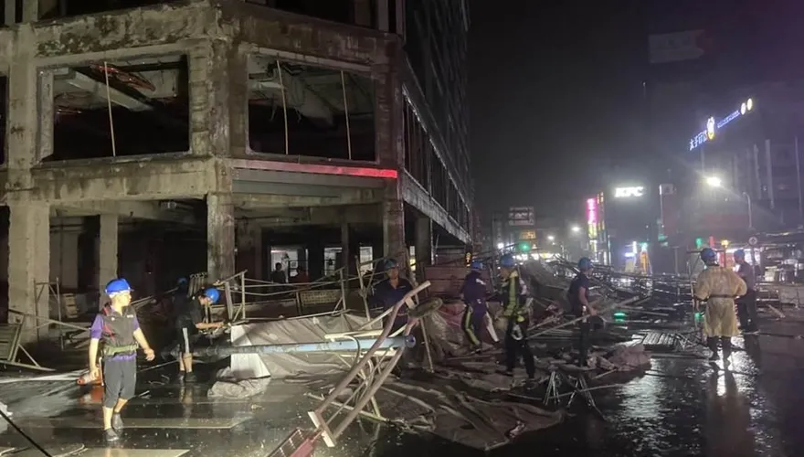 宜蘭也傳軒嵐諾災情　礁溪工地鷹架倒塌砸警車及號誌燈
