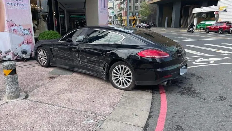 沒聽到警笛？500萬保時捷撞完救護車又衝上騎樓