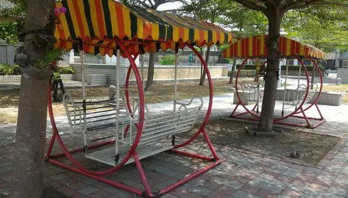 都有錯！高雄男童遭公園搖椅夾傷頭　區公所國賠金額出爐