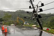 軒嵐諾凌晨「掠過東北角」！平溪落石封路　「吹倒電線桿」超驚險畫面曝光