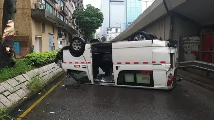 黃雨下九巴客貨車懷疑天雨路滑　掃毀鐵欄四輪朝天　司機受傷送院