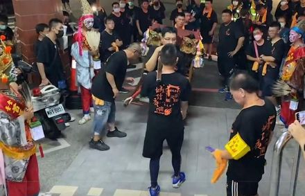 為台南2殉職警申冤！城隍爺夜巡「衝進派出所」做主：把魂魄帶回廟裡