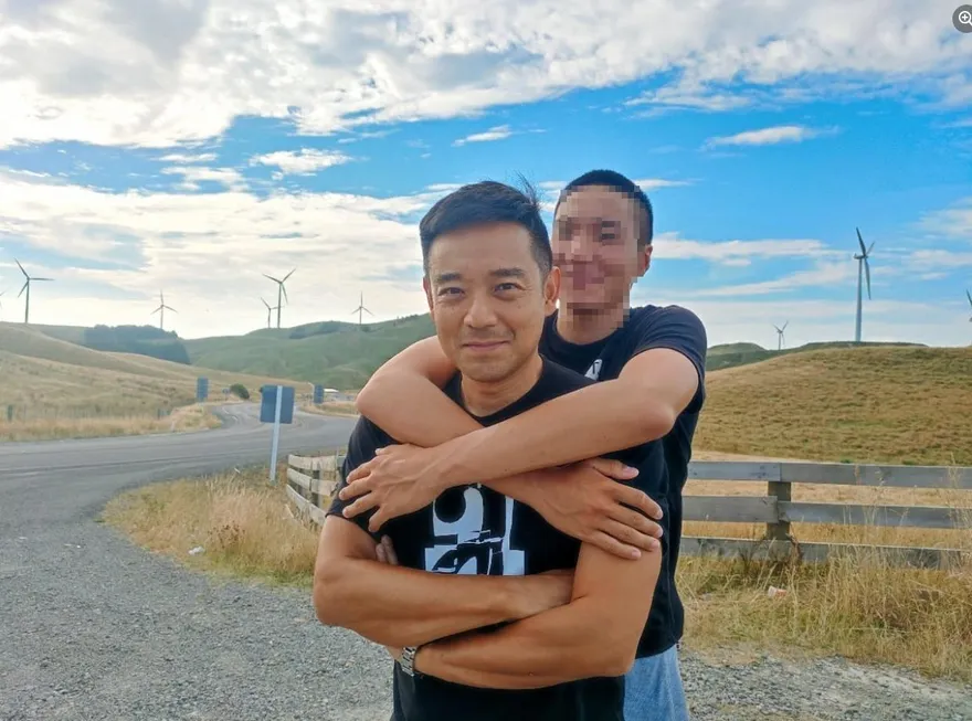 幼時膝蓋負傷沒在管！男星驚覺「裡面長20多個腫瘤」　心疼曝：兒子也有一樣症狀…