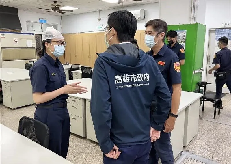 錢歹賺！高雄女警勇逮毒蟲頭部撞牆流血　男警噴辣椒水制伏