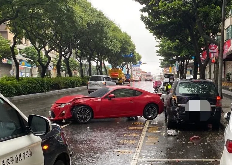 人沒比車兇？林口紅色「86」颱風天疑打滑連撞3車