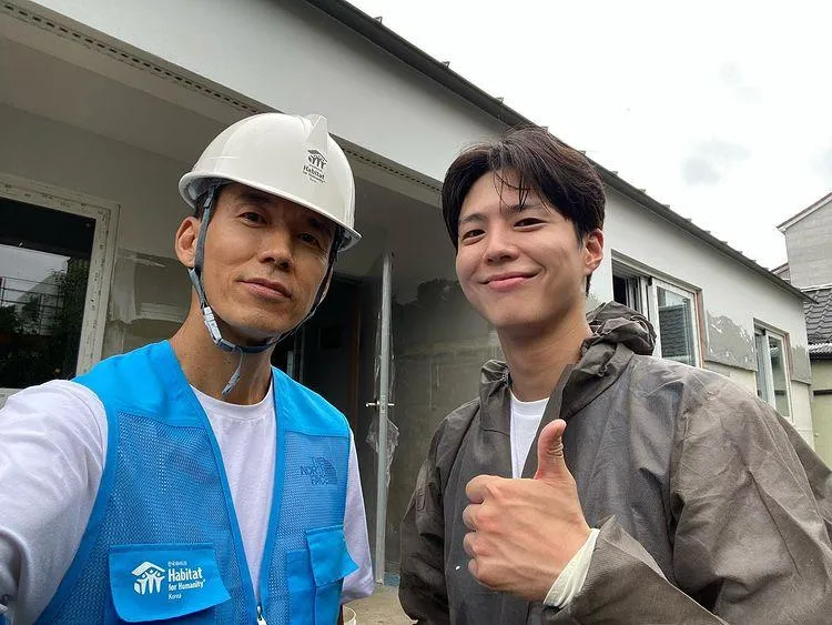 人帥心也善！朴寶劍工裝「蹲地鋪水泥、挖排水道」做公益　網暴動：為何如此完美