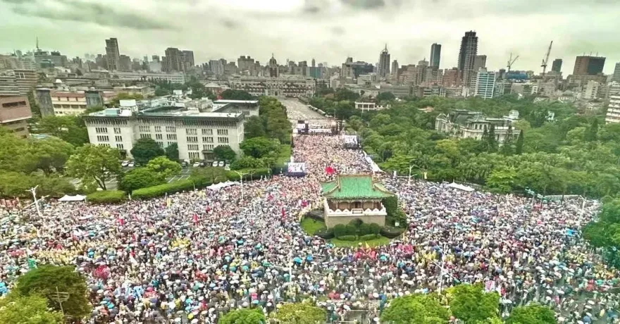 426凱道人潮有多狂？藍青年超驚訝：蔓延到自由廣場牌樓